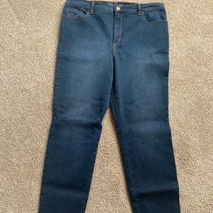 Size 16 blue jeans Gloria Vanderbilt